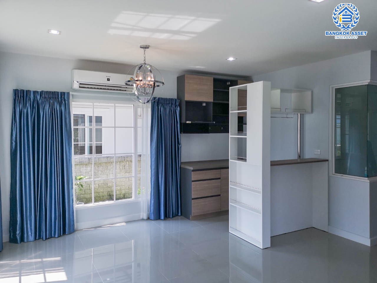 บ้านแฝดมือสอง ม.โกลเด้นนีโอ สาทร บ้านสวย หลังมุม เนื้อที่กว้างถึง 40.8 ตร.ว. ฟังก์ชัน 4 ห้องนอน 4 ห้องน้ำ จอดรถได้ 2 คัน ตกแต่งใหม่ พร้อมเข้าอยู่ ราคาถูกสุดๆ บนทำเลเชื่อมต่อหลายเส้นทาง ใกล้รถไฟฟ้าสายสีเขียว "สถานีวุฒากาศ" และ ทางด่วน "สาทร"